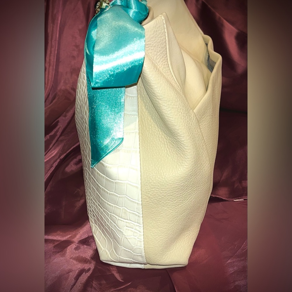 Vince Camuto Deeha Hobo Bag with VC Dust Bag - Picture 14 of 16